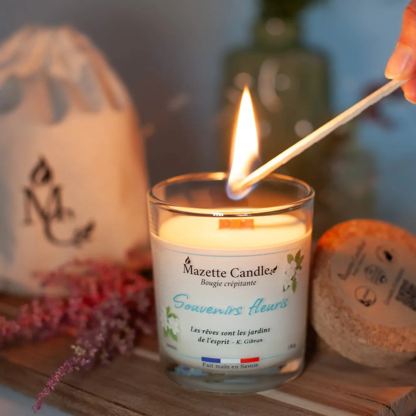 Bougie Mazette Candle Souvenirs Fleuris 150g parfum jasmin, allumée à l’allumette, avec couvercle en liège et décor floral