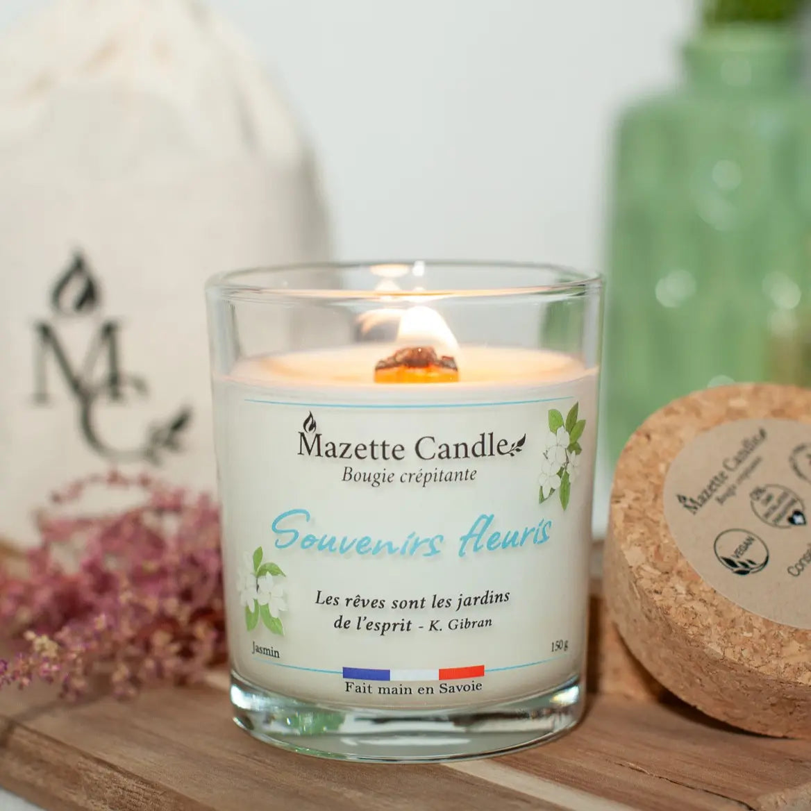 Bougie Mazette Candle Souvenirs Fleuris 150g parfum jasmin, avec sa flamme crépitante, son couvercle en liège et son pochon
