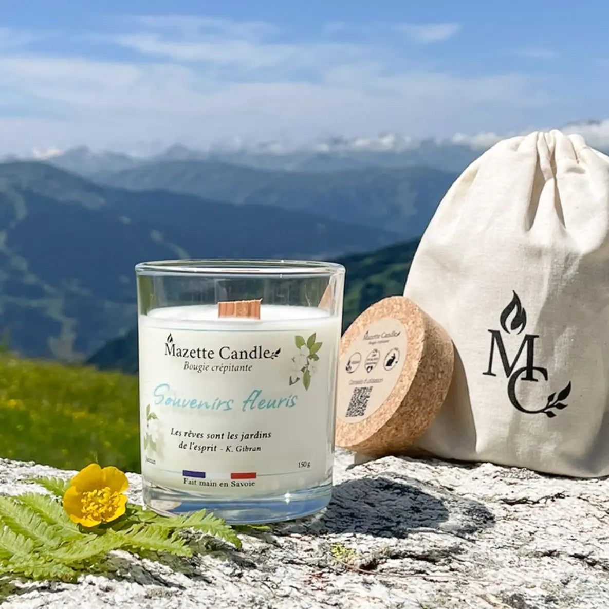 Bougie Mazette Candle Souvenirs Fleuris 150g parfum jasmin, sur un rocher face aux montagnes, avec couvercle et pochon