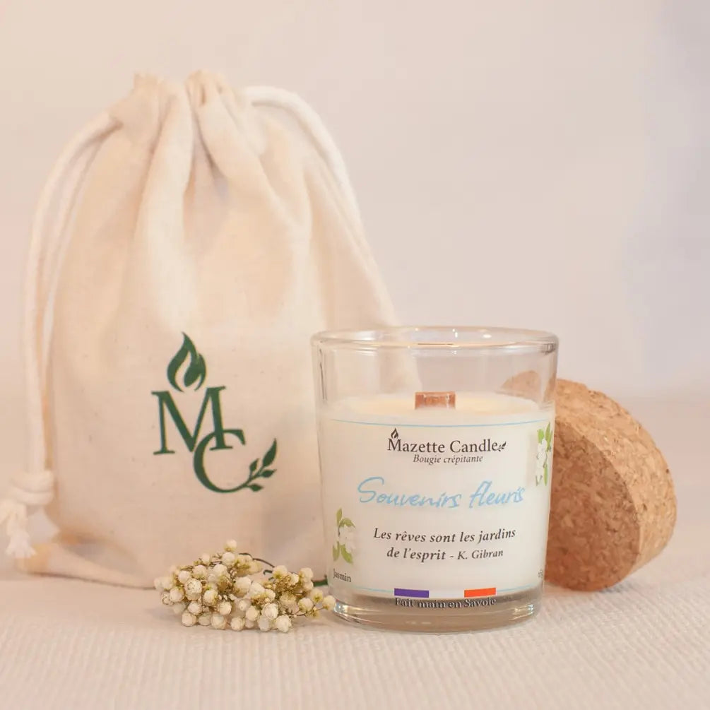 Bougie Mazette Candle Souvenirs Fleuris 65g parfum jasmin, avec couvercle en liège, pochon en coton bio et décoration florale