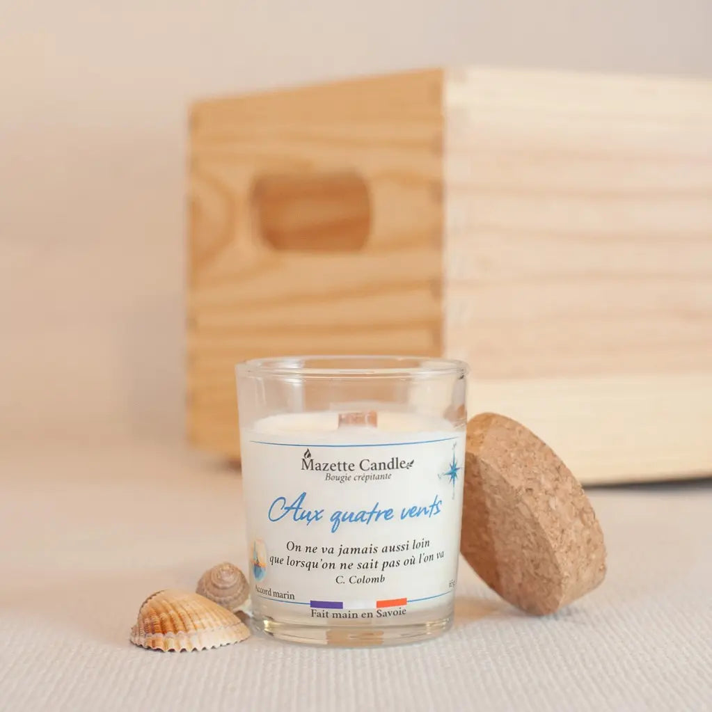 Bougie Mazette Candle Aux quatre vents 65g parfum accord marin, avec son couvercle en liège et des coquillages en décor