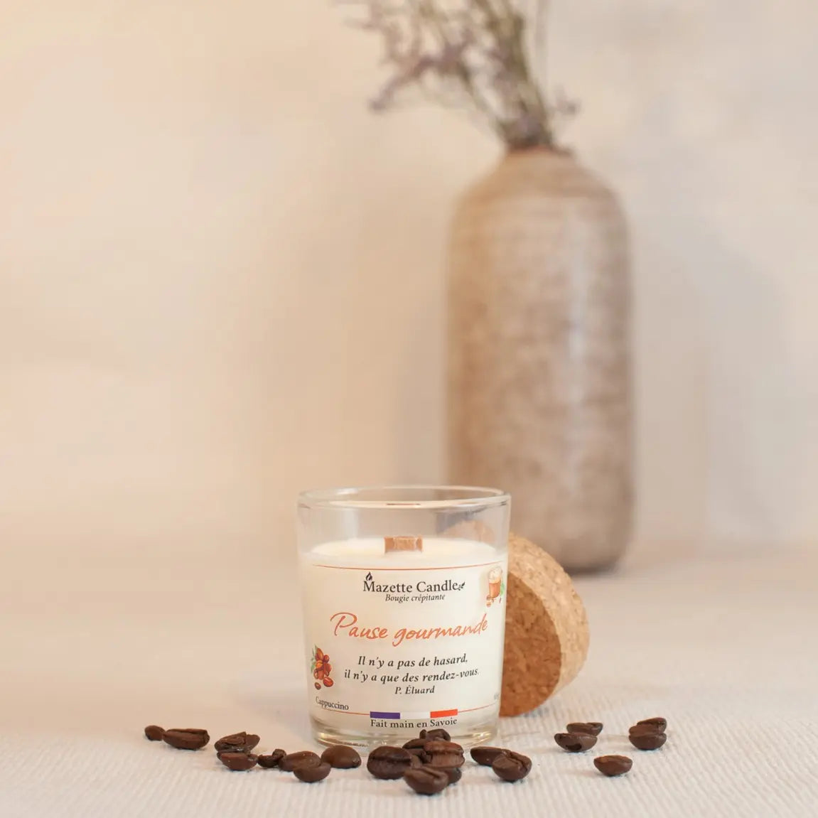 Bougie Mazette Candle Pause gourmande 65g parfum cappuccino, avec son couvercle en liège, et des grains de café en décor