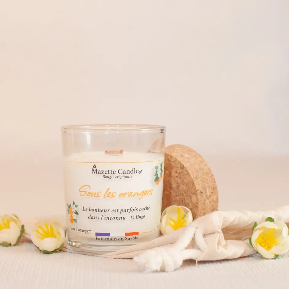 Bougie Mazette Candle Sous les orangers 65g parfum fleur d’oranger, couvercle en liège posé à côté, fleurs blanches en décor