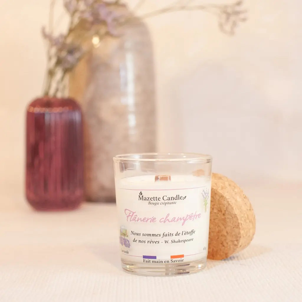 Bougie Mazette Candle Flânerie champêtre 65g parfum lavande, couvercle en liège posé à côté, avec décor de fleurs séchées