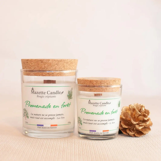 Deux bougies Mazette Candle Promenade en forêt 65g et 150g parfum cèdre avec leurs couvercles en liège, pomme de pin en décor