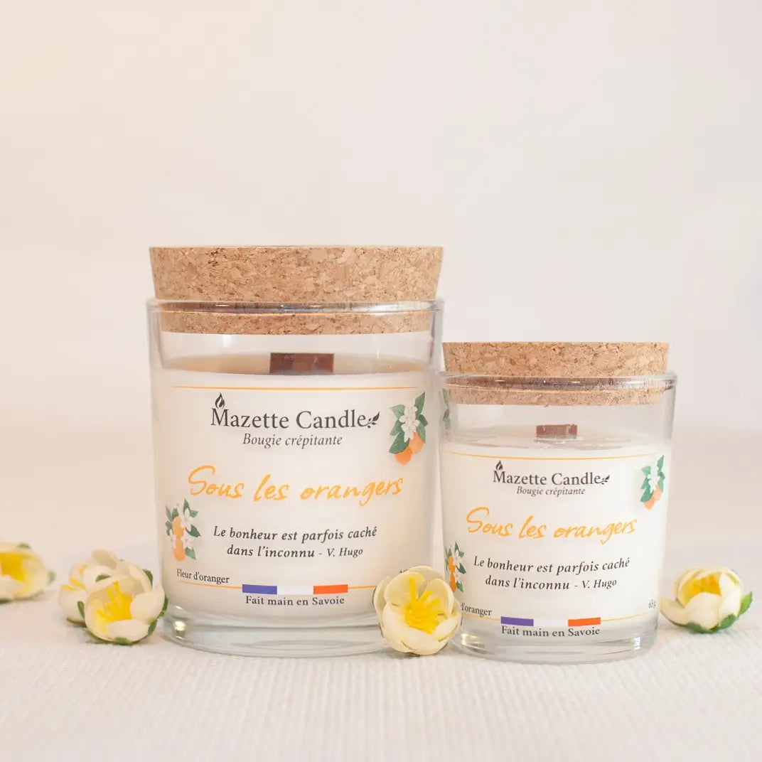 Deux bougies Mazette Candle Sous les orangers 65g et 150g parfum fleur d’oranger, avec couvercles en liège, fleurs en décor