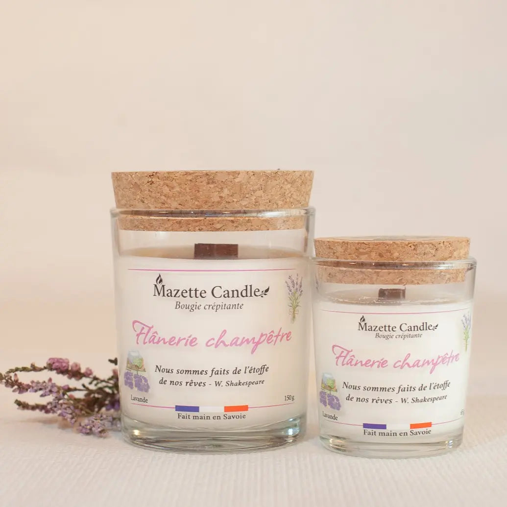 Deux bougies Mazette Candle Flânerie champêtre 65g et 150g parfum lavande avec couvercles en liège, fleurs séchées en décor