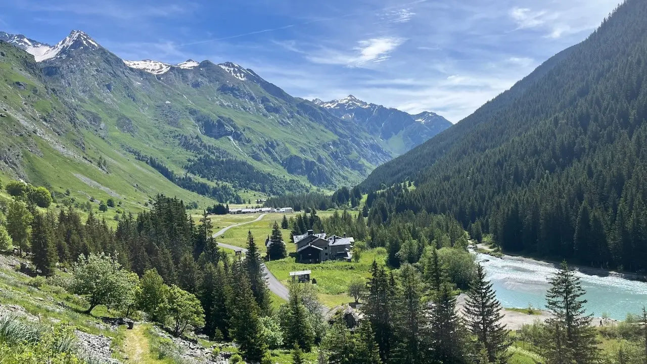 Vue des montagnes de Champagny le Haut en Savoie, source d’inspiration pour les bougies Mazette Candle