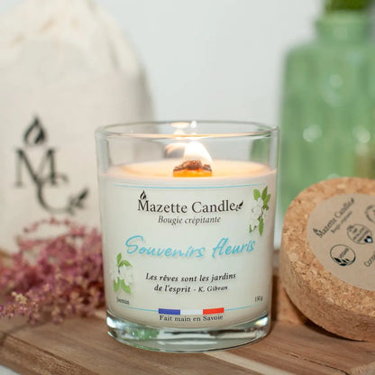 Bougie Mazette Candle Souvenirs Fleuris 150g parfum jasmin, avec sa flamme crépitante, son couvercle en liège et son pochon