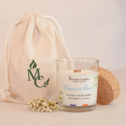 Bougie Mazette Candle Souvenirs Fleuris 65g parfum jasmin, avec couvercle en liège, pochon en coton bio et décoration florale