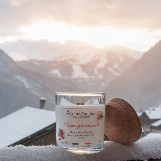 Bougie Mazette Candle Pause gourmande 150g parfum cappuccino, dans la neige face aux montagnes avec son couvercle en liège