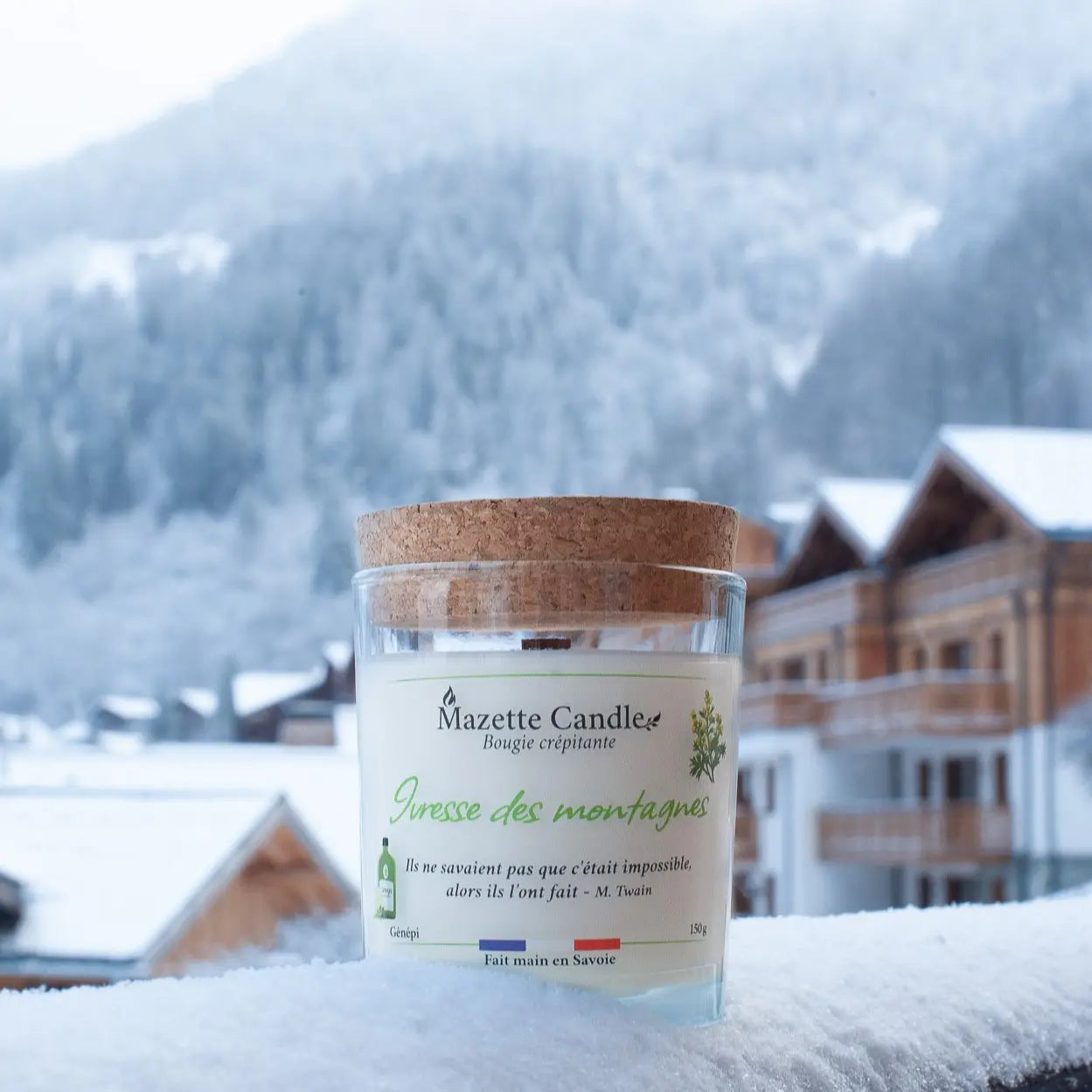 Bougie Mazette Candle Ivresse des montagnes 150g parfum génépi, dans la neige face aux montagnes avec son couvercle en liège