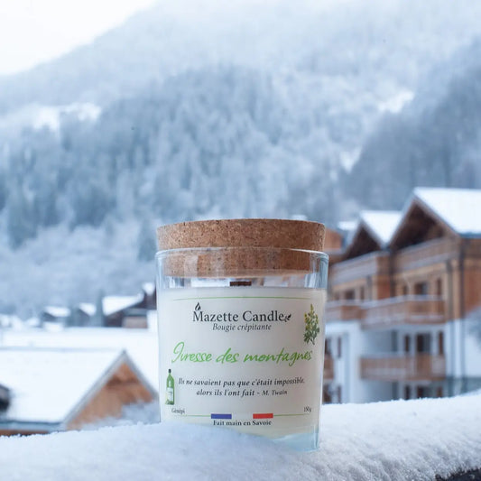 Bougie Mazette Candle Ivresse des montagnes 150g parfum génépi, dans la neige face aux montagnes avec son couvercle en liège