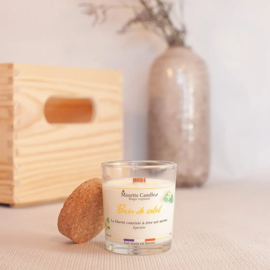 Bougie Mazette Candle Bain de soleil 65g parfum monoï, avec couvercle en liège, caisse en bois et fleurs séchées en décor