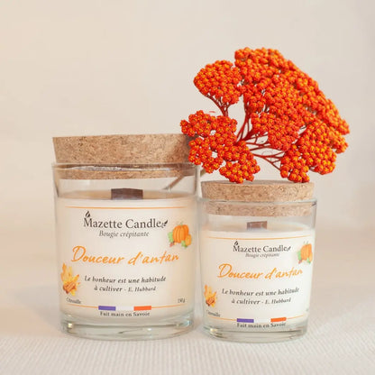 Deux bougies Mazette Candle Douceur d’antan 65g et 150g parfum citrouille, avec couvercles en liège, fleurs orange en décor