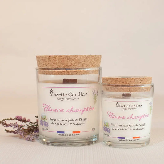 Deux bougies Mazette Candle Flânerie champêtre 65g et 150g parfum lavande avec couvercles en liège, fleurs séchées en décor