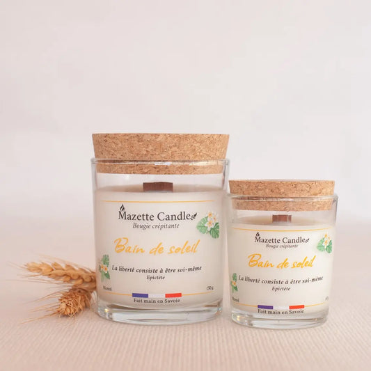 Deux bougies Mazette Candle Bain de soleil 65g et 150g parfum monoï, avec leurs couvercles en liège et épis de blé en décor