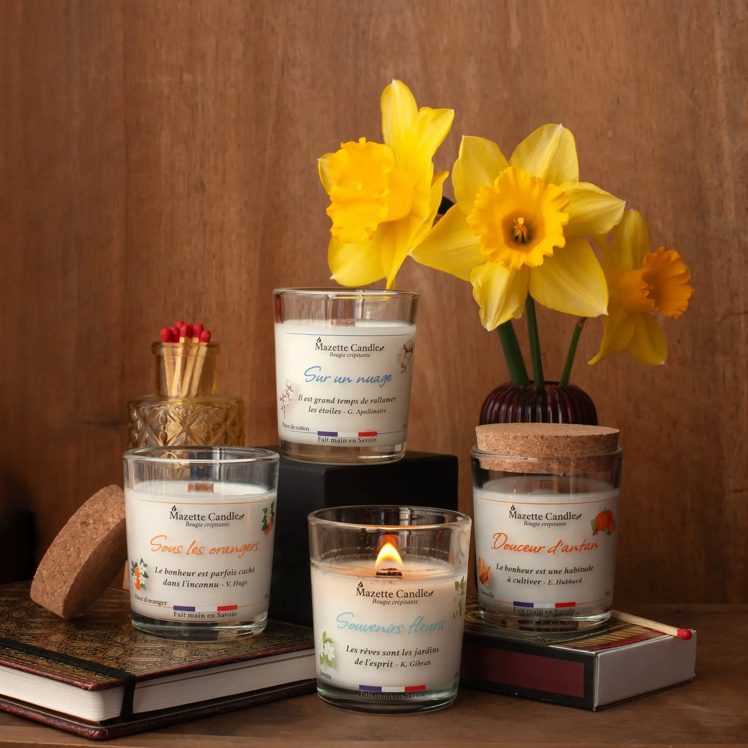 Quatre bougies Mazette Candle 65g parfums fleur d’oranger, fleur de coton, citrouille et jasmin, avec des jonquilles en décor